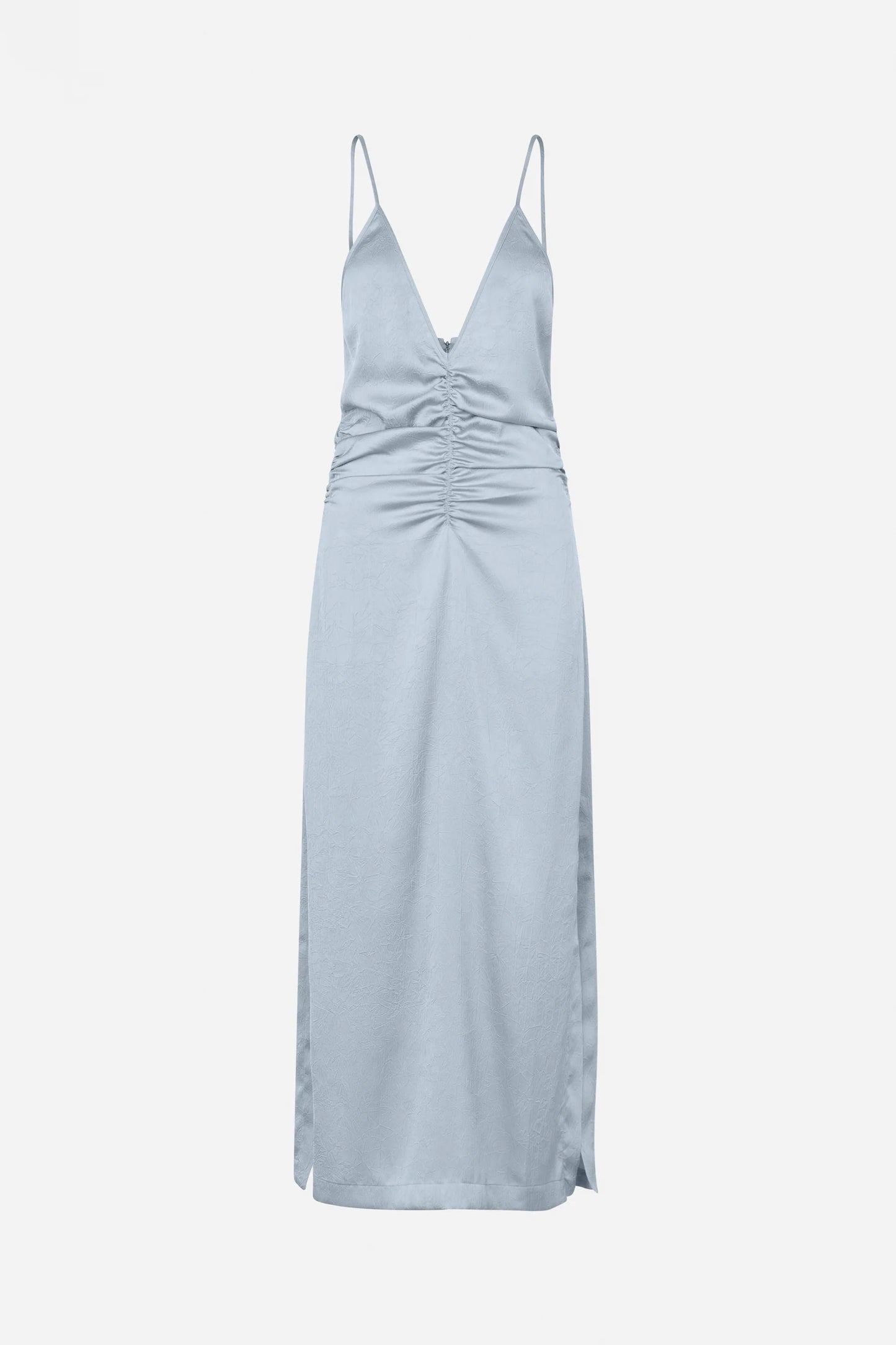Hellblaues Midikleid mit Spaghettiträgern, tiefem V-Ausschnitt und vertikaler Raffung im Brust- und Taillenbereich. Das Kleid ist ärmellos, figurbetont geschnitten und reicht bis zur Wade. Es liegt flach auf weißem Hintergrund.