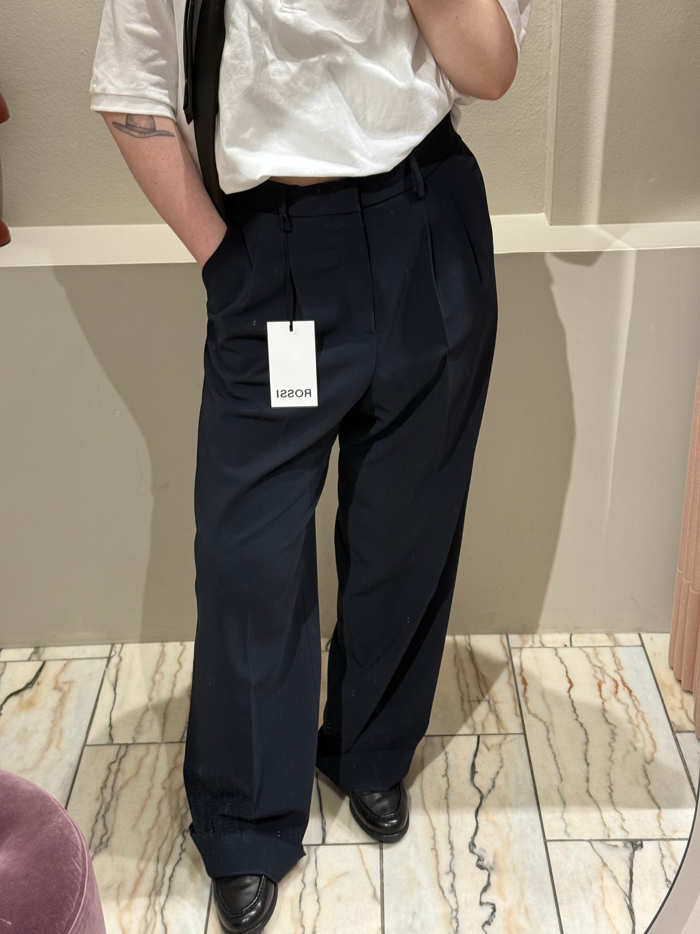 Spiegelselfie von einer Frau, fokussiert wird eine dunkelblaue Bundfaltenhose mit weitem Bein.