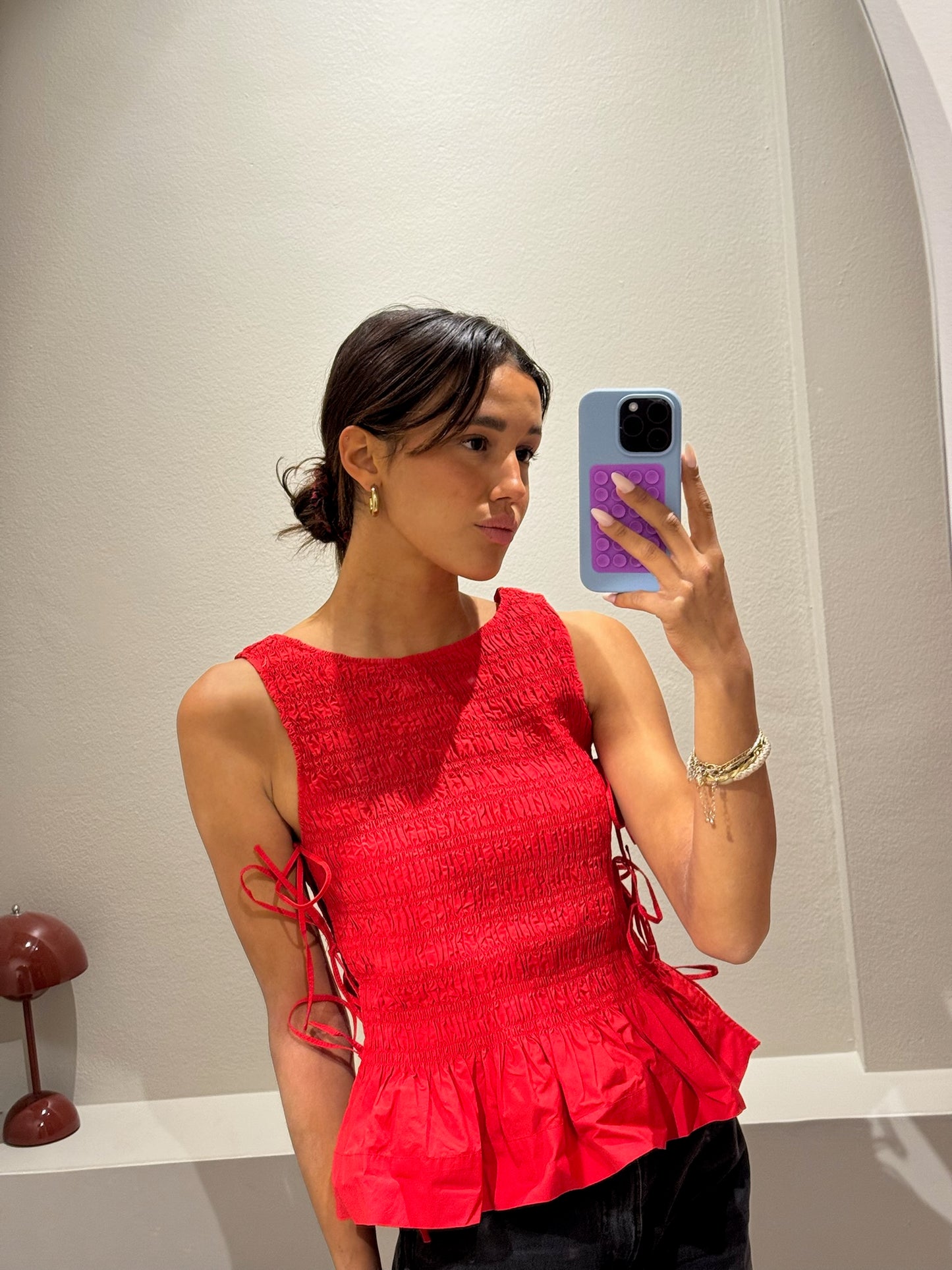 Gesmockte Bluse ohne Ärmel mit Peplum und Bindedetails