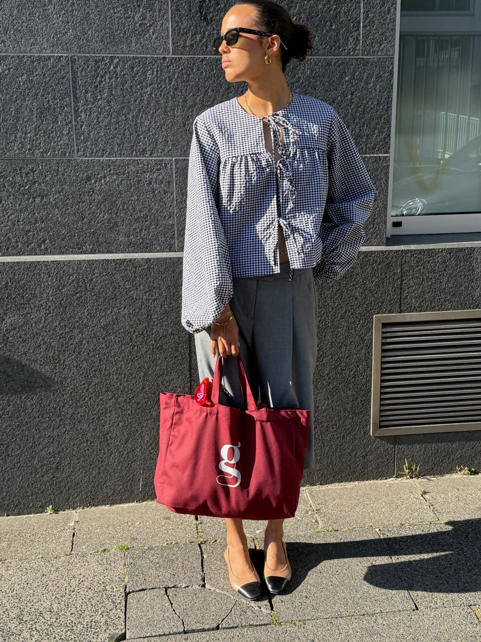 Minimalistische, mittelgroße Tragetasche mit festen Henkeln in rechteckiger Form.