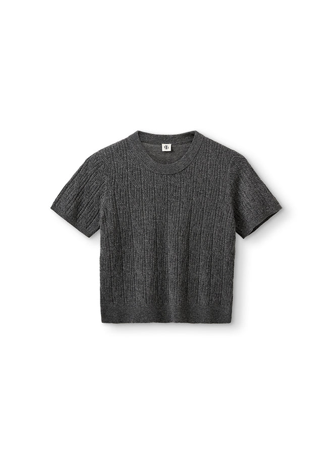 Graues gestricktes Tshirt vor weißem Hintergrund.