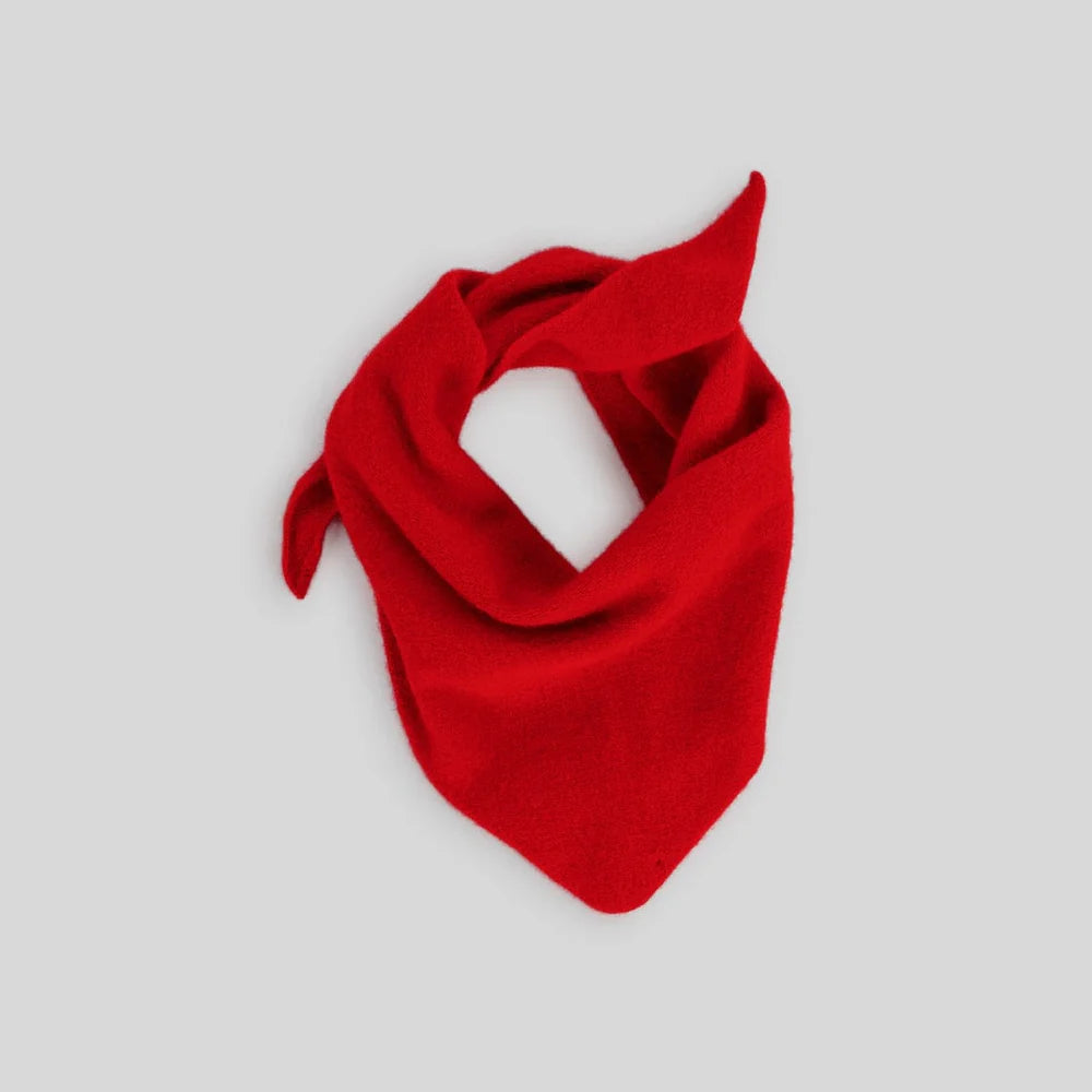 Rotes Tuck vor weißem Hintergrund.