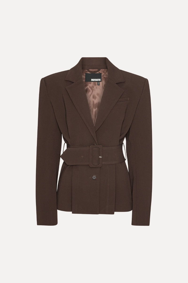 Brauner Blazer mit Gürtel vor weißem Hintergrund.