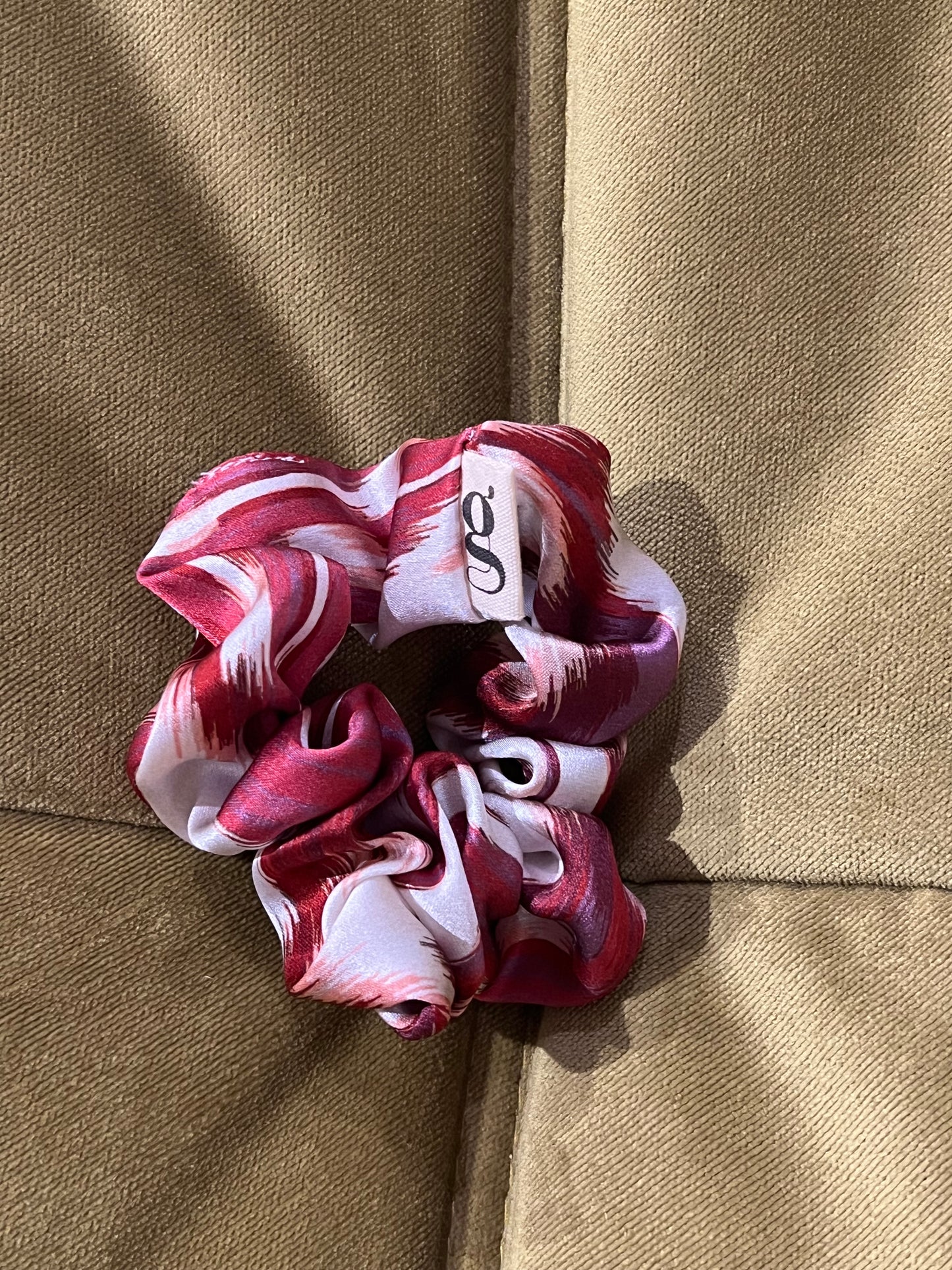 Rotes g-Scrunchie