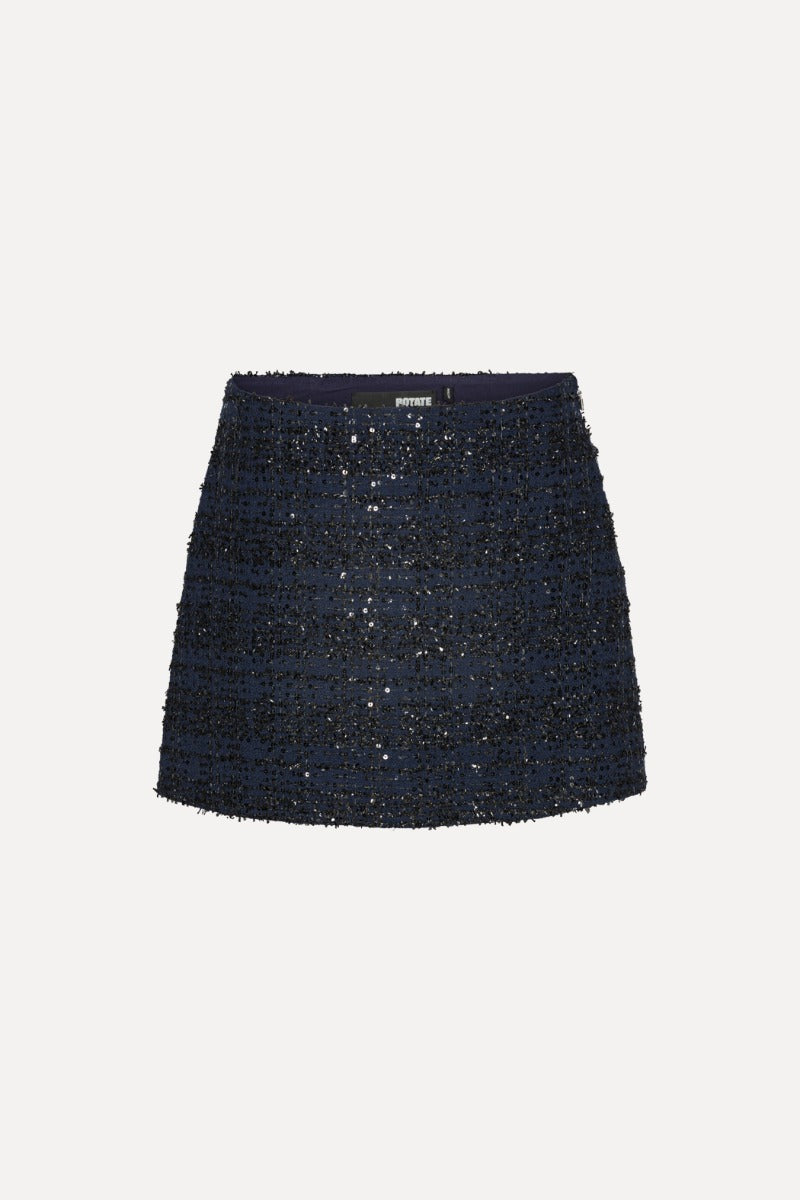 Kurzer blauer Boucle Rock mit Paillieten vor weißem Hintergrund.
