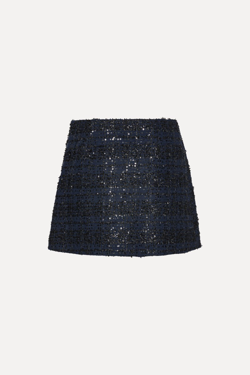 Kurzer blauer Boucle Rock mit Paillieten vor weißem Hintergrund.