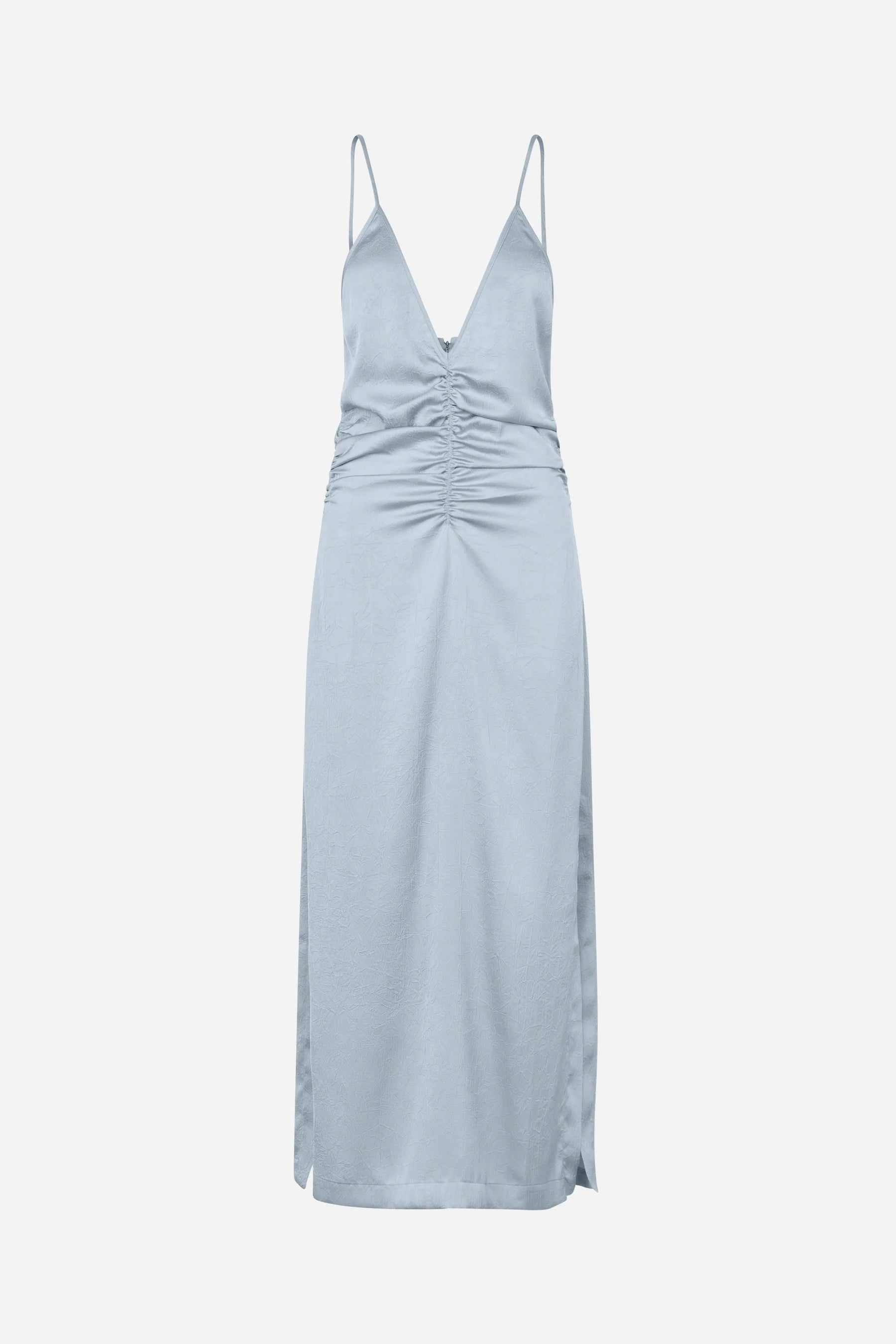 Hellblaues Midikleid mit Spaghettiträgern, tiefem V-Ausschnitt und vertikaler Raffung im Brust- und Taillenbereich. Das Kleid ist ärmellos, figurbetont geschnitten und reicht bis zur Wade. Es liegt flach auf weißem Hintergrund.