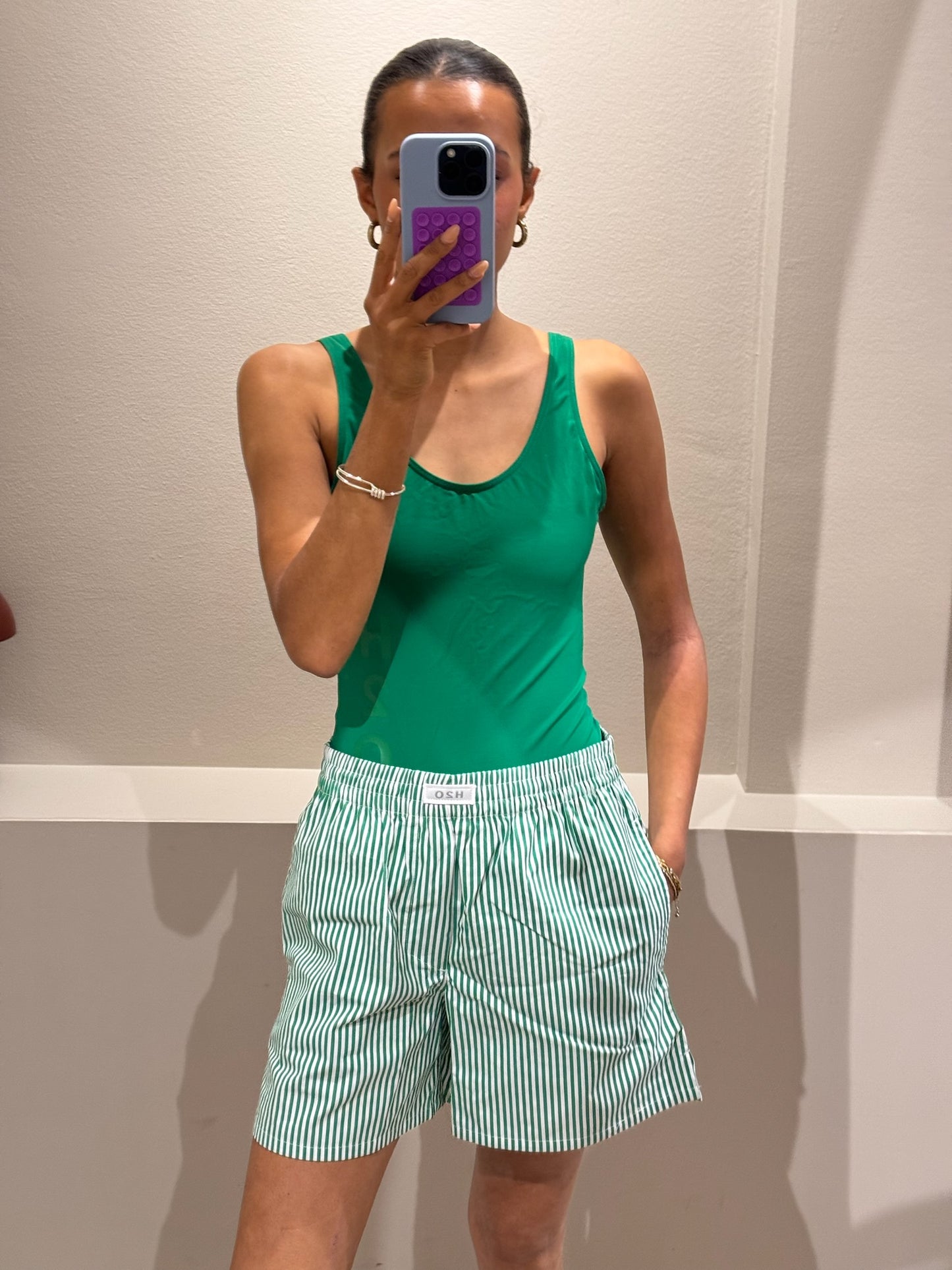 Unifarbener Badeanzug mit breiten Trägern und tiefem Rückenausschnitt in sportlichem Design in grün.
