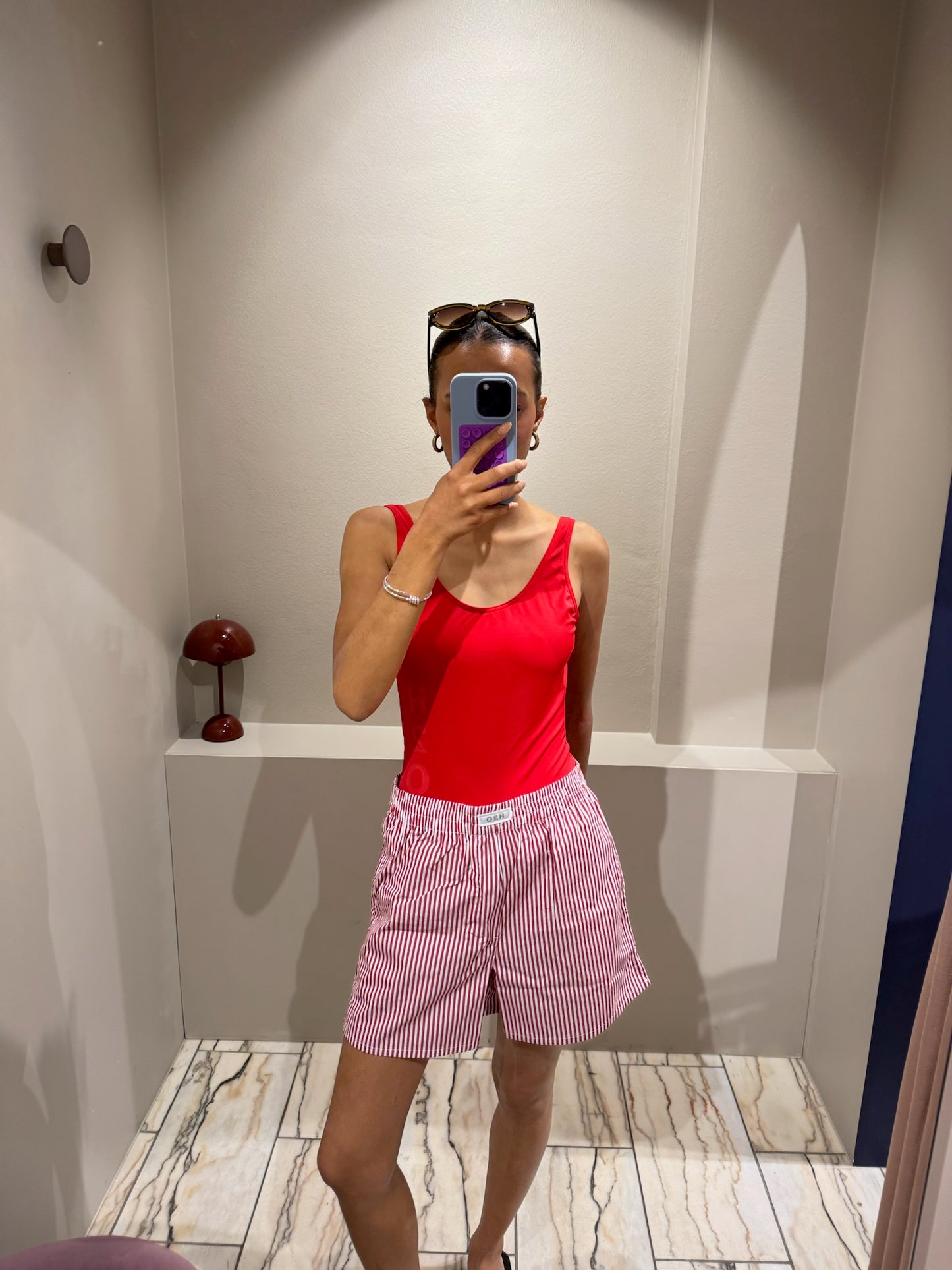 Unifarbener Badeanzug mit breiten Trägern und tiefem Rückenausschnitt in sportlichem Design.