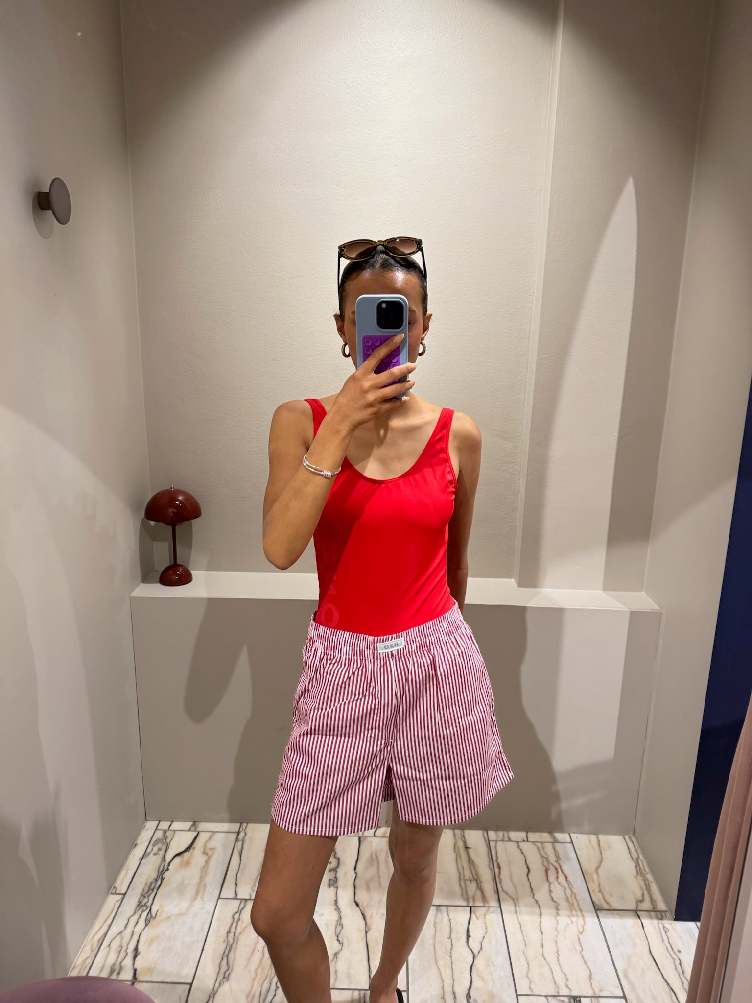 Unifarbener Badeanzug mit breiten Trägern und tiefem Rückenausschnitt in sportlichem Design.