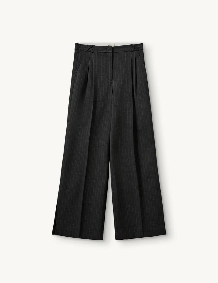 Bundfaltenhose mit weitem Schnitt und Nadelstreifen vor weißem Hintergrund.