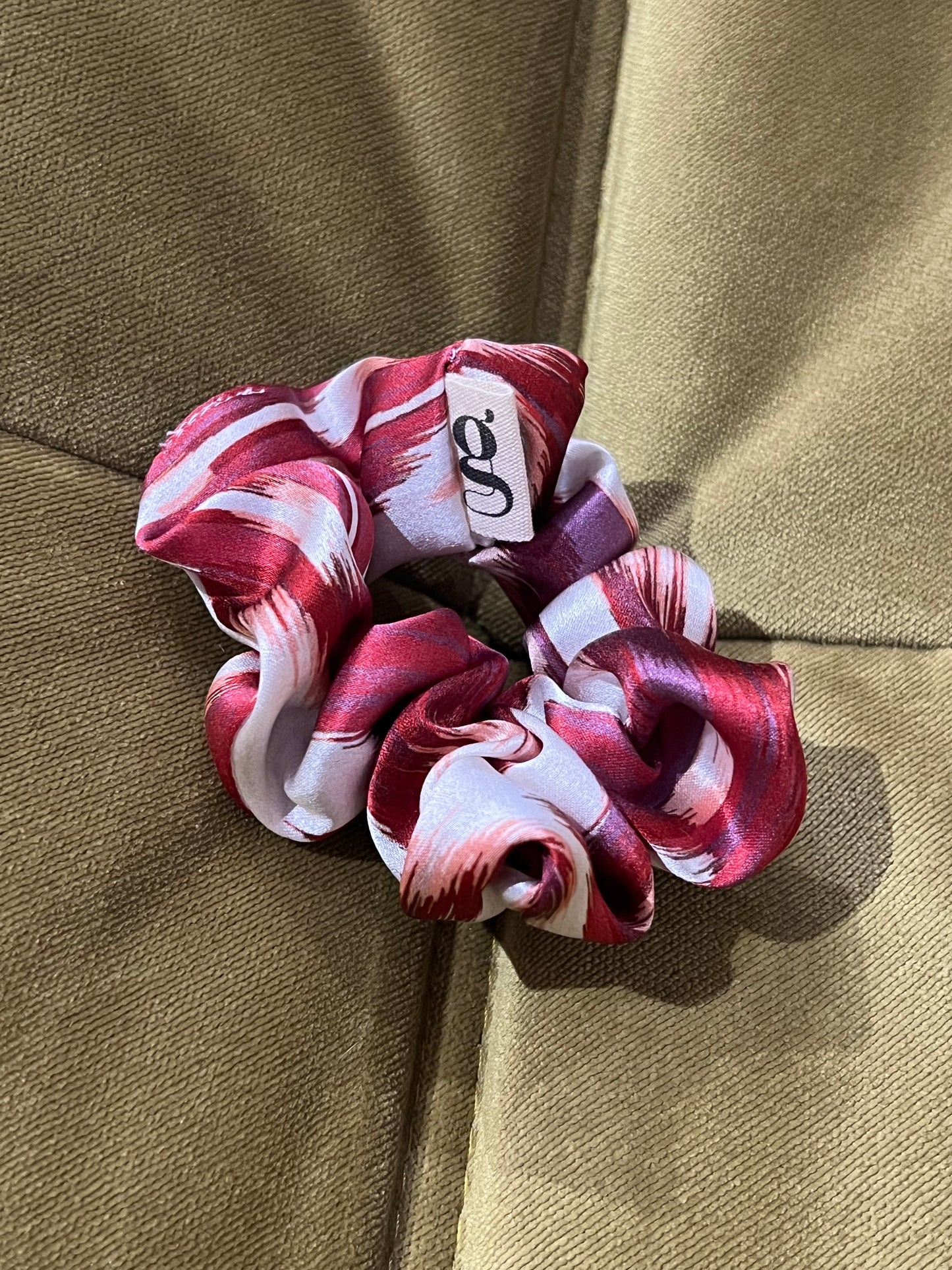 Rotes g-Scrunchie